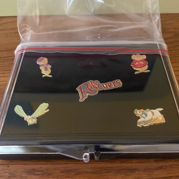 Disney’s The Rescuers- Exclusive Lithograph, Unopened VHS Tape and Pin Set - Picture 2 of 5